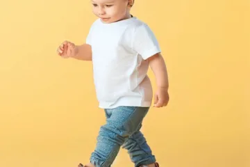 Cât poartă la picior un copil de 1 an?